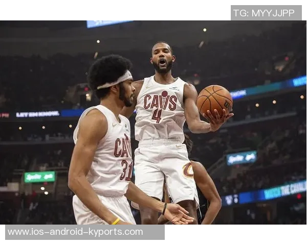 双塔组合表现出色小莫布里与阿伦半场联手贡献15分8篮板助力球队